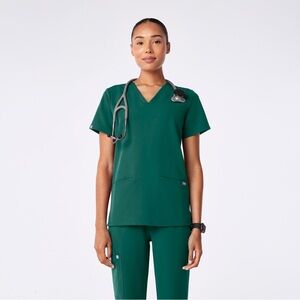 Figs Women’s Casma Three Pocket V-Neck Scrub Top -Hunter Green - sz x-small